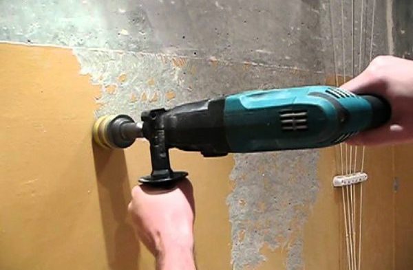 Как снять краску с бетонной стены