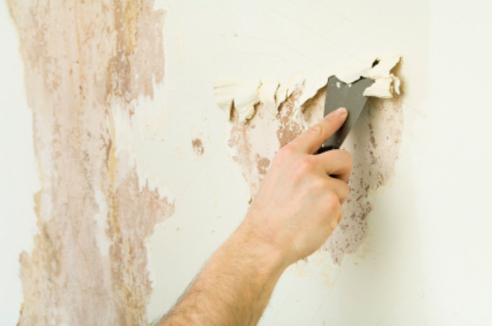 При возможности лучше удалить старые покрытия со стен