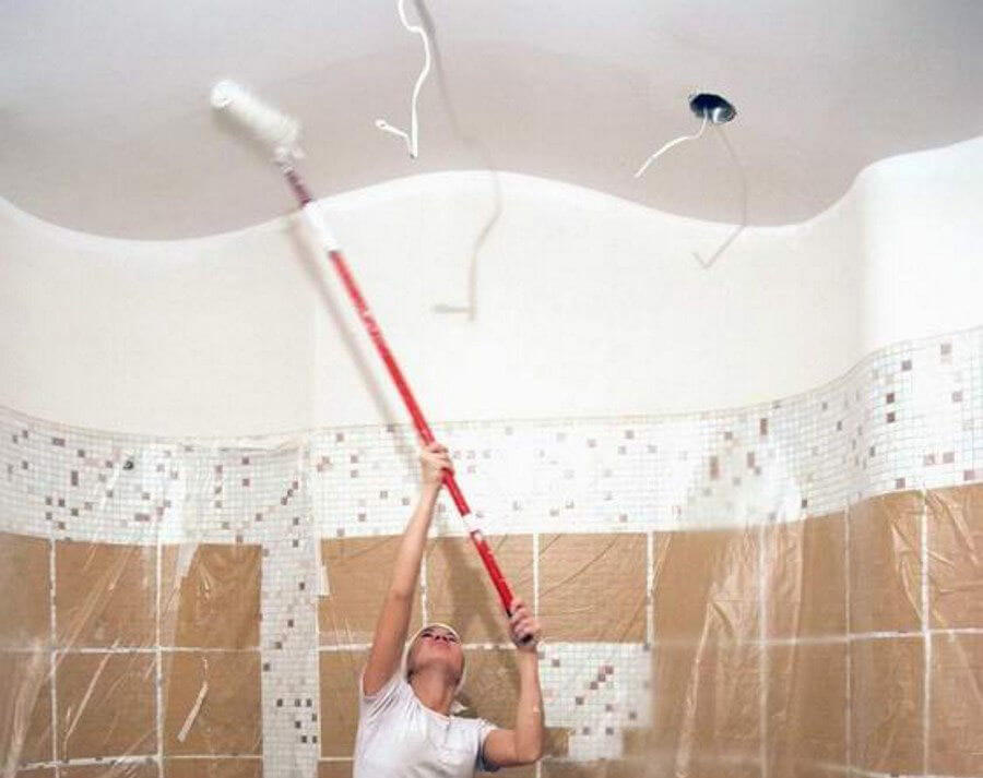 Покраска потолка в ванной комнате