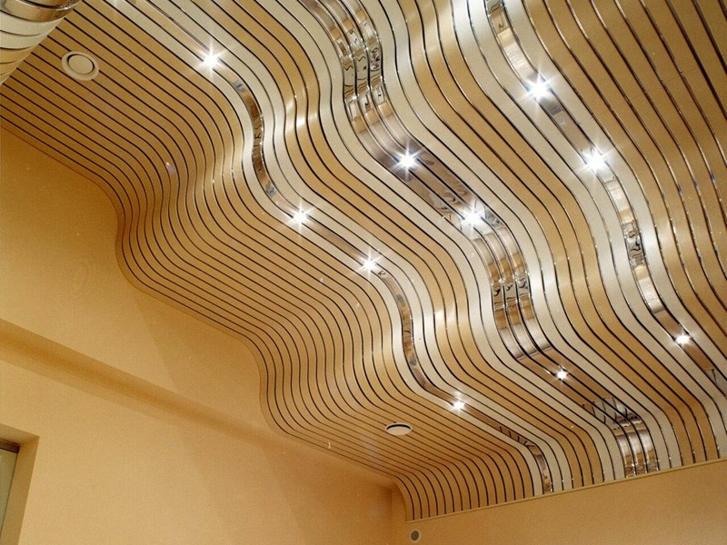 Для потолка можно подобрать рейки необходимой формы, цвета и размера