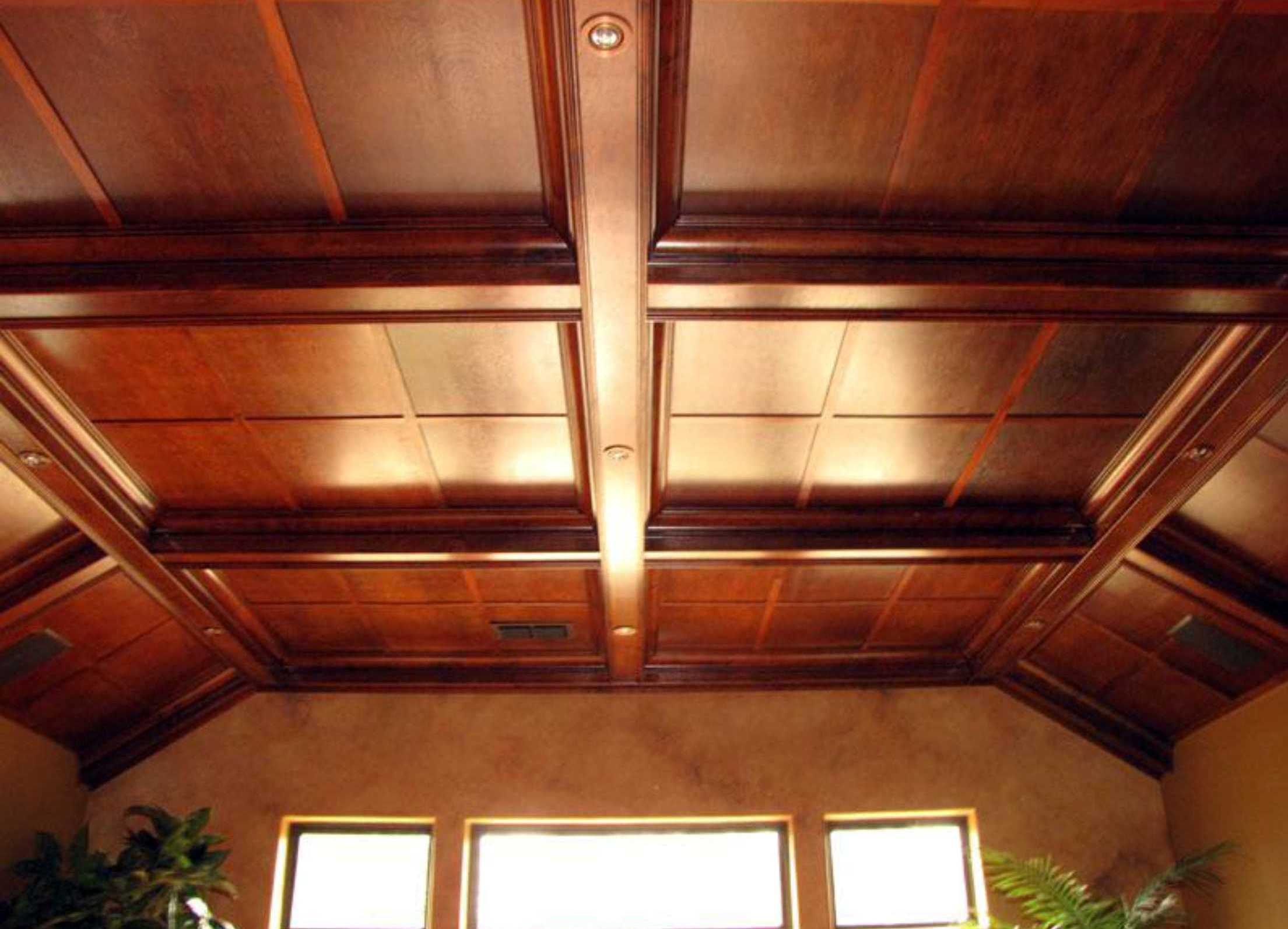 Деревянный потолок в доме