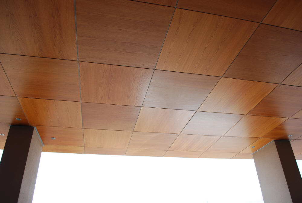 Потолок из деревянных панелей