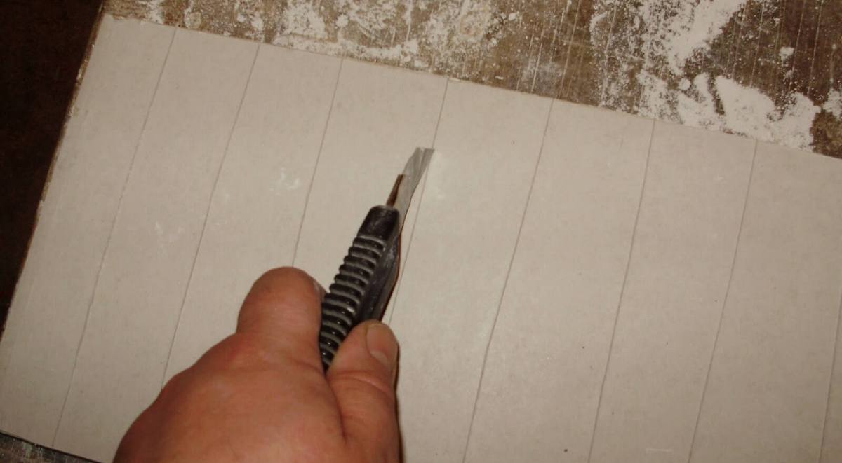 Гипсокартон можно надрезать при помощи обыкновенного ножа