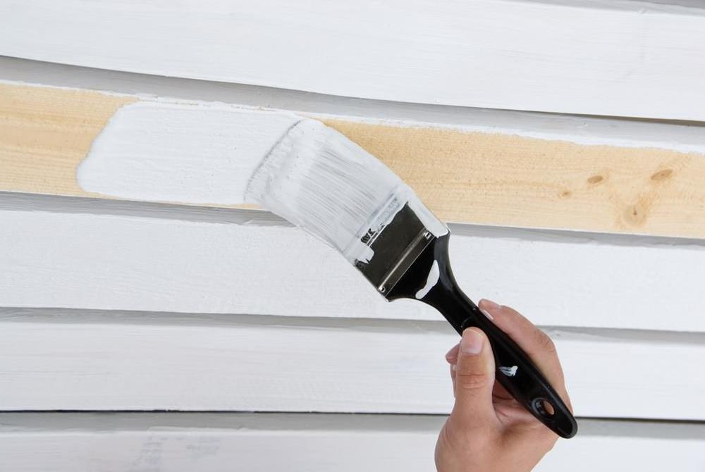Краска для деревянного потолка: какая лучше?