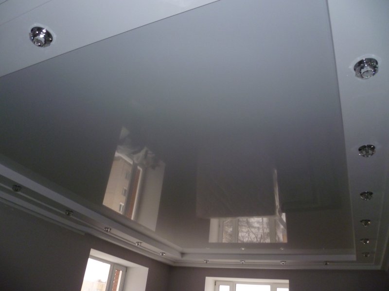 натяжной потолок с зеркальной глянцевой поверхностью