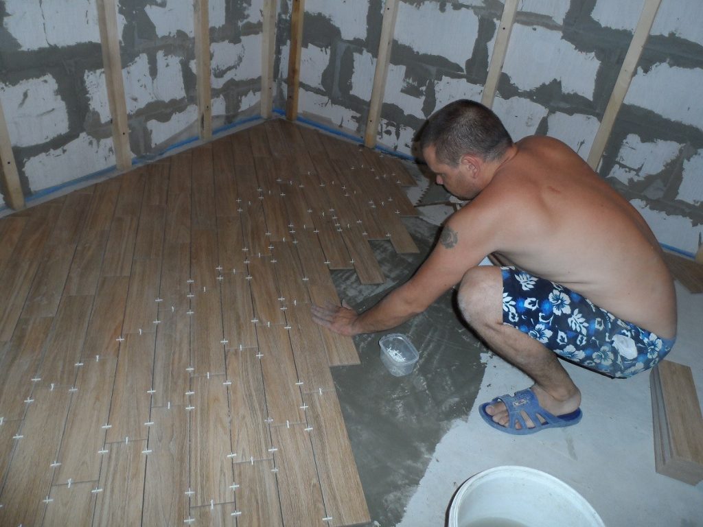 Укладывание плитки в бане
